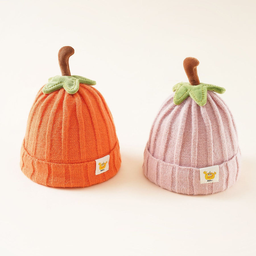 Baby stickad mössa med pumpadesign och ribbad struktur