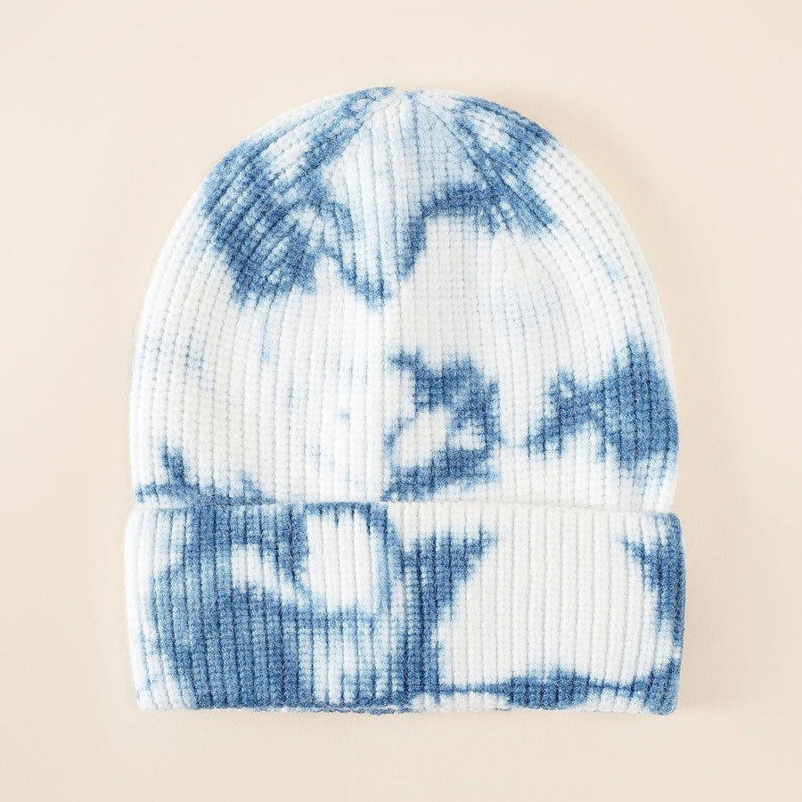 Mössa med ribbstickad kant och tie-dye-mönster i olika färger