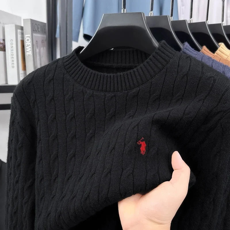 Kabelstickad tröja med rund hals och broderad logga för män