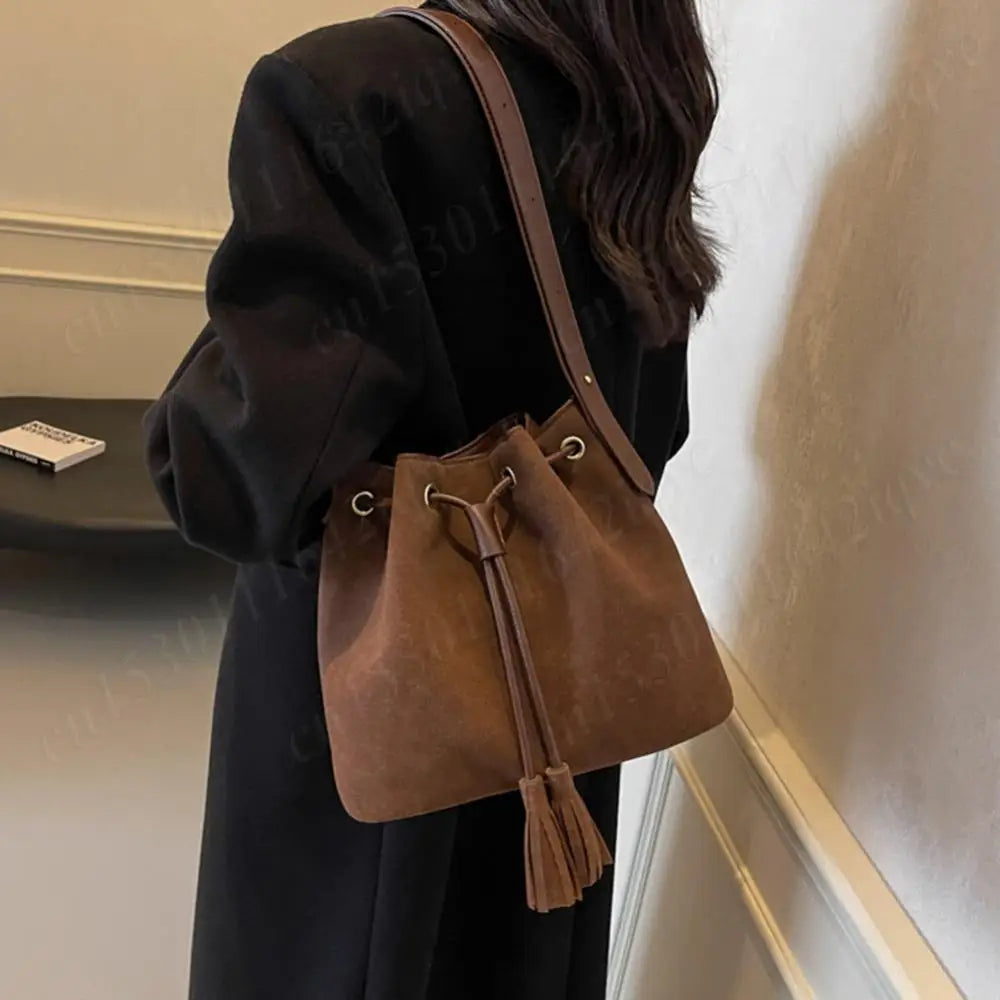 Nicola – Damensuede Bucketväska med Toffs