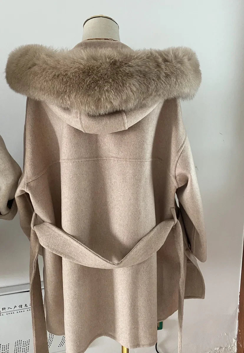 Elegant damkappa med huva och pälsimitation, knytband i midjan