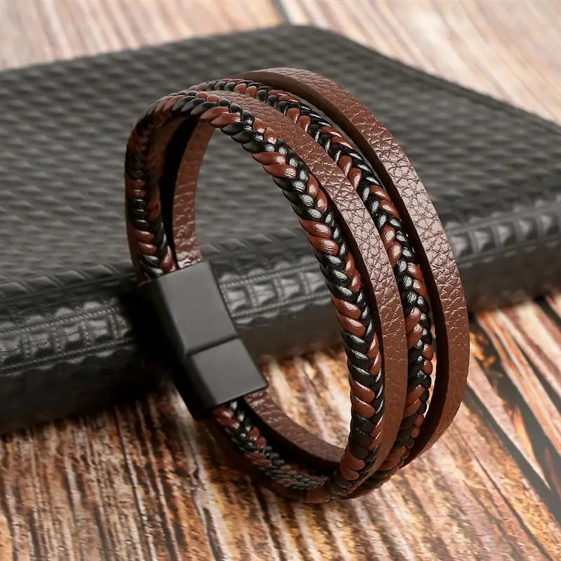 Herrarmband i flätad konstläderstil med graveringsbar detalj – Trendigt accessoar för vardag och fest