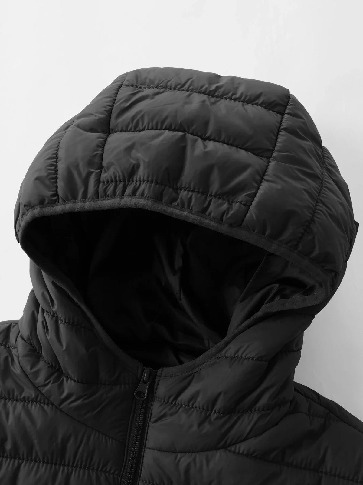 Tunn lättviktsjacka med huva pufferjacka