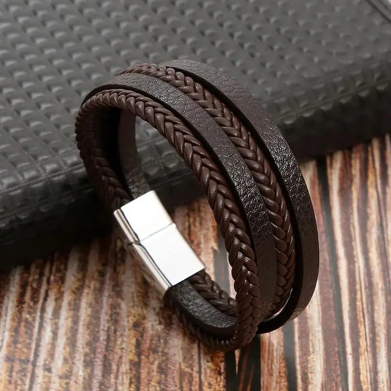 Herrarmband i flätad konstläderstil med graveringsbar detalj – Trendigt accessoar för vardag och fest