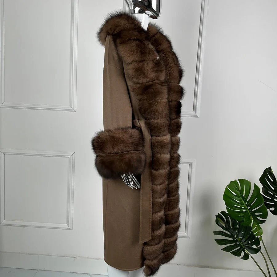 Brun kappa med fuskpälsdetaljer, lång modell med knytbälte