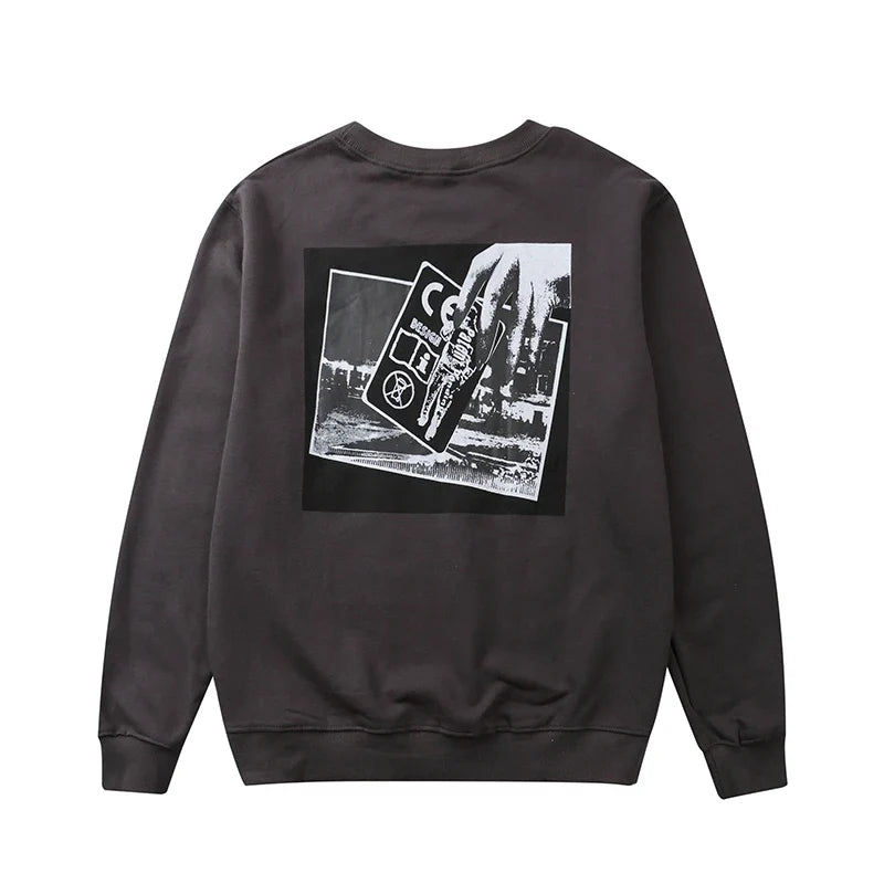 Grå Sweatshirt med svartvit tryck, rund hals och lång ärm