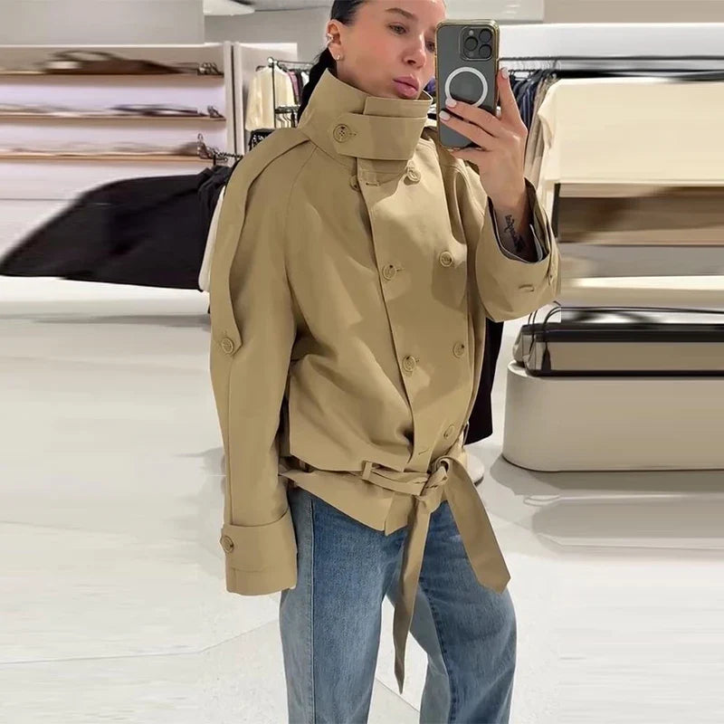 Kort beige dubbelknäppt jacka med ståkrage och knytskärp