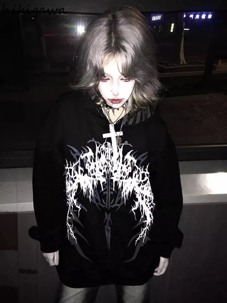 Svart hoodie med dragkedja och vit/grå grafisk design