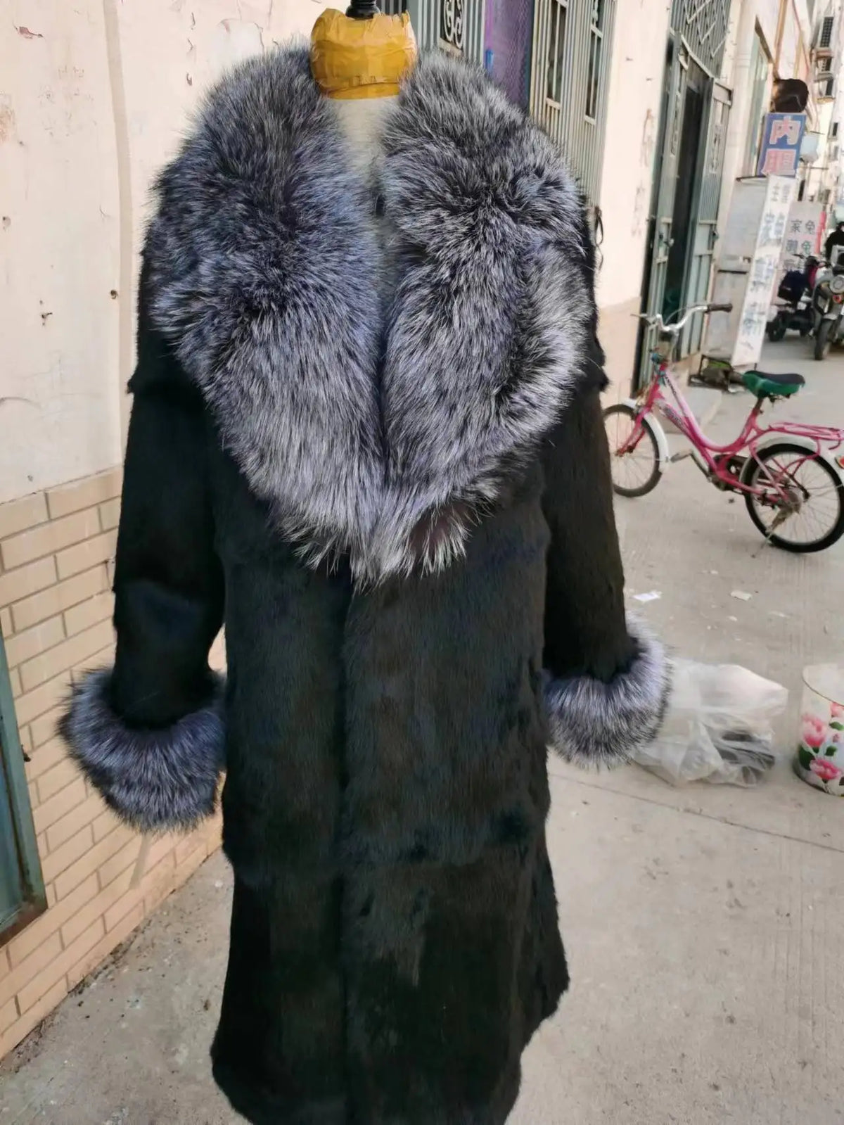 Elegant damkappa med mjuk pälsimitation, brett slag och knytband i midjan