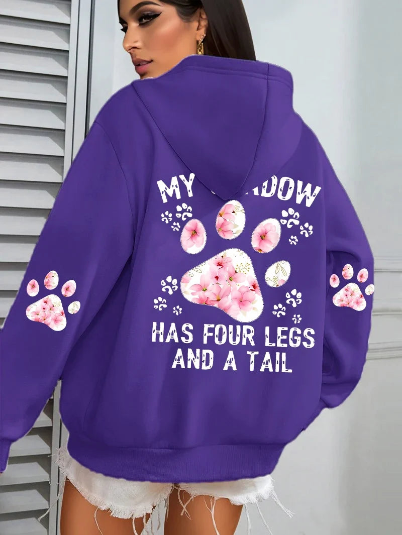 Hoodie med "My Shadow Has Four Legs And A Tail" tryck och blommiga tassar