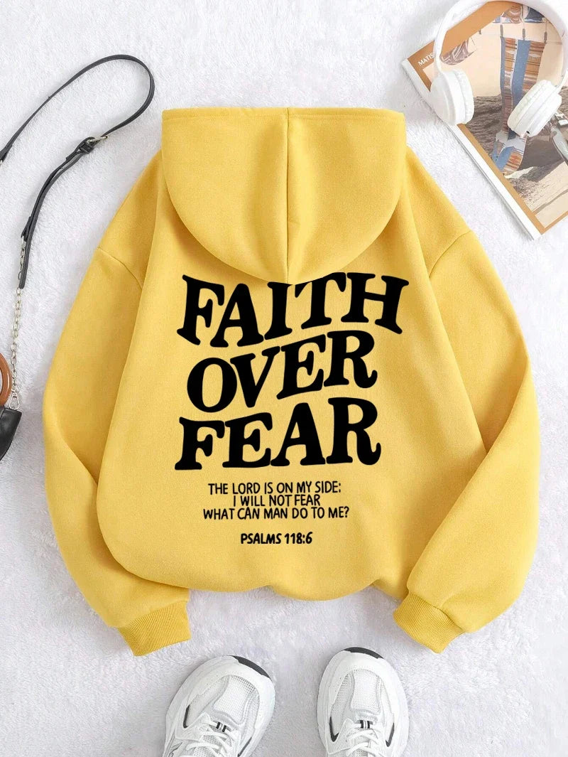 Hoodie med "Faith Over Fear" tryck och text, långärmad huvtröja
