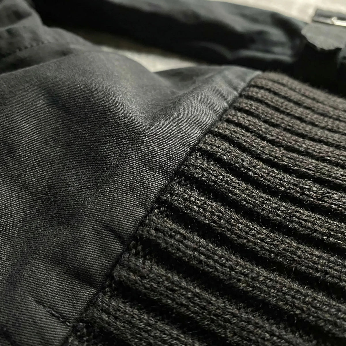 Svart Kort Jacka med Hög Krage och Bältdetaljer