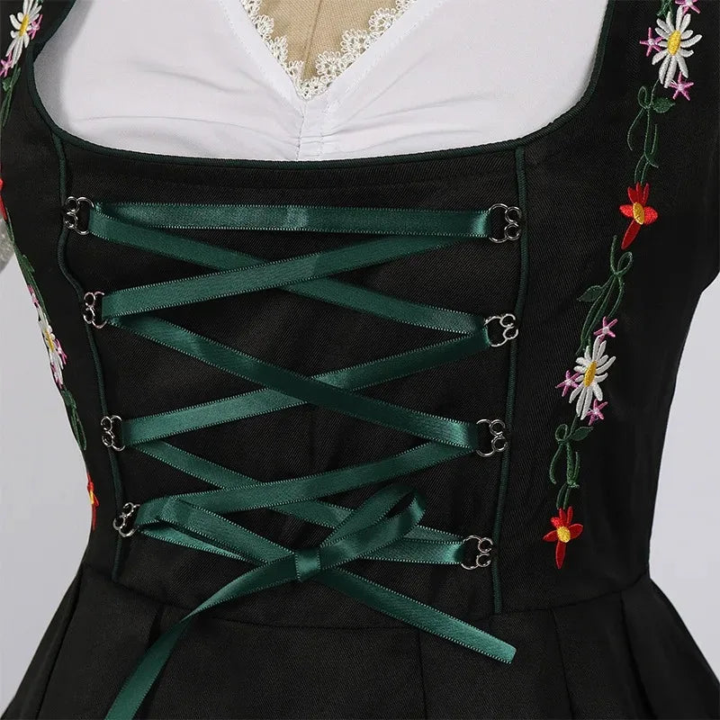 Grön Dirndlklänning med Vita Broderade Blommor och Spetsblus