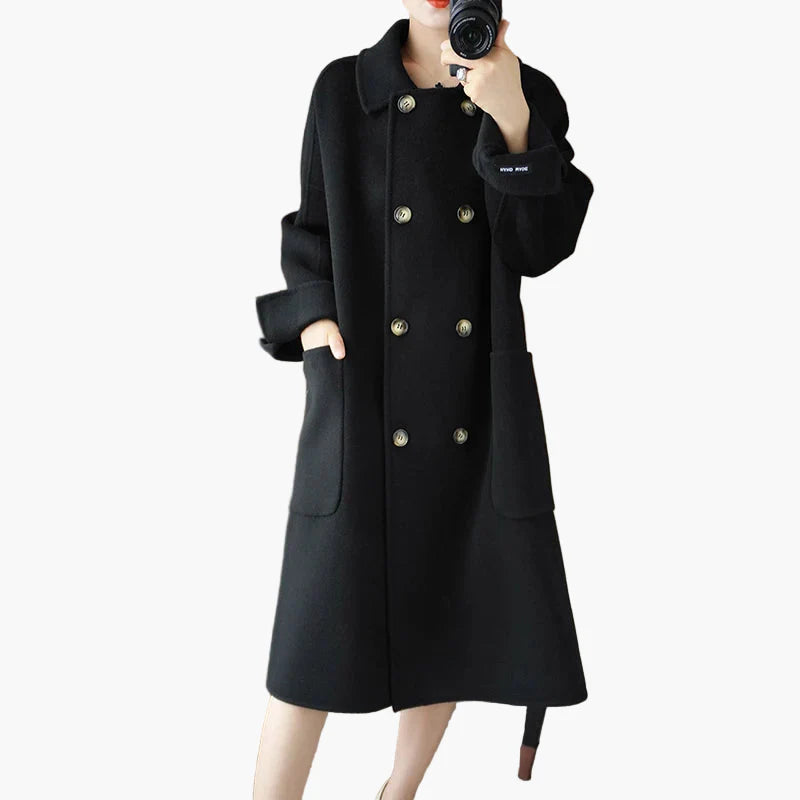 Damkappa i klassisk dubbelknäppt design för elegant vinterstil