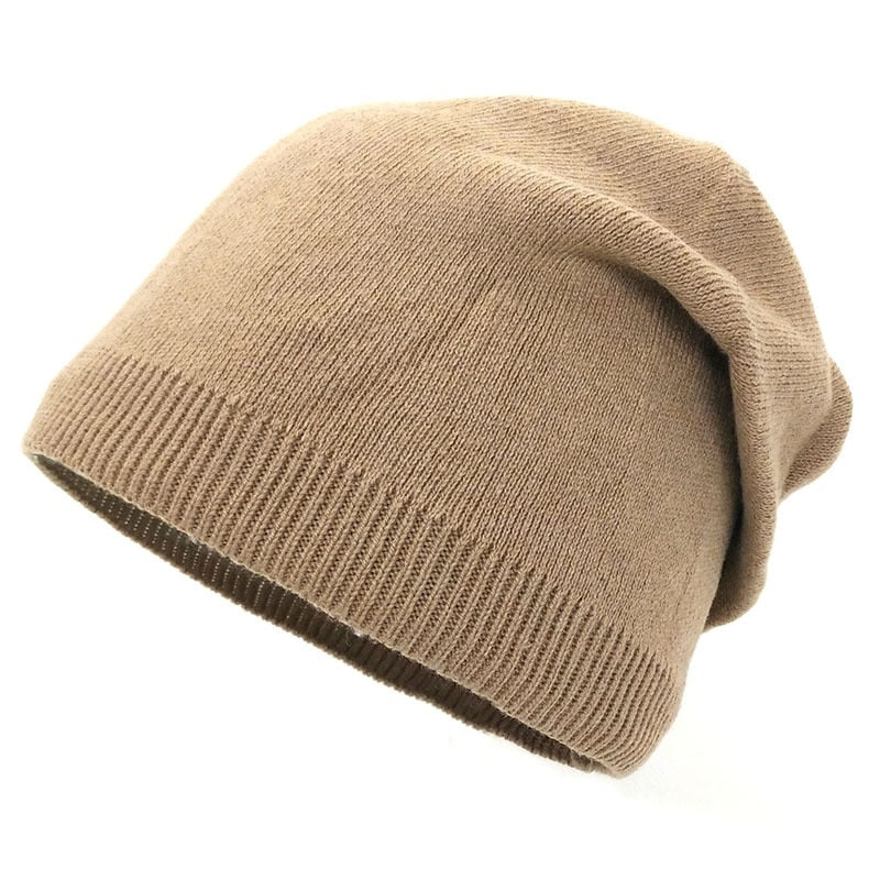 Mjuk slokande mössa i ribbad design, beige