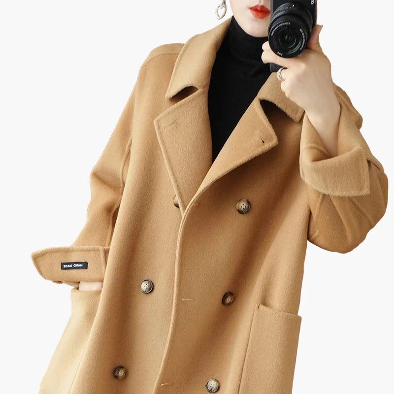 Damkappa i klassisk dubbelknäppt design för elegant vinterstil