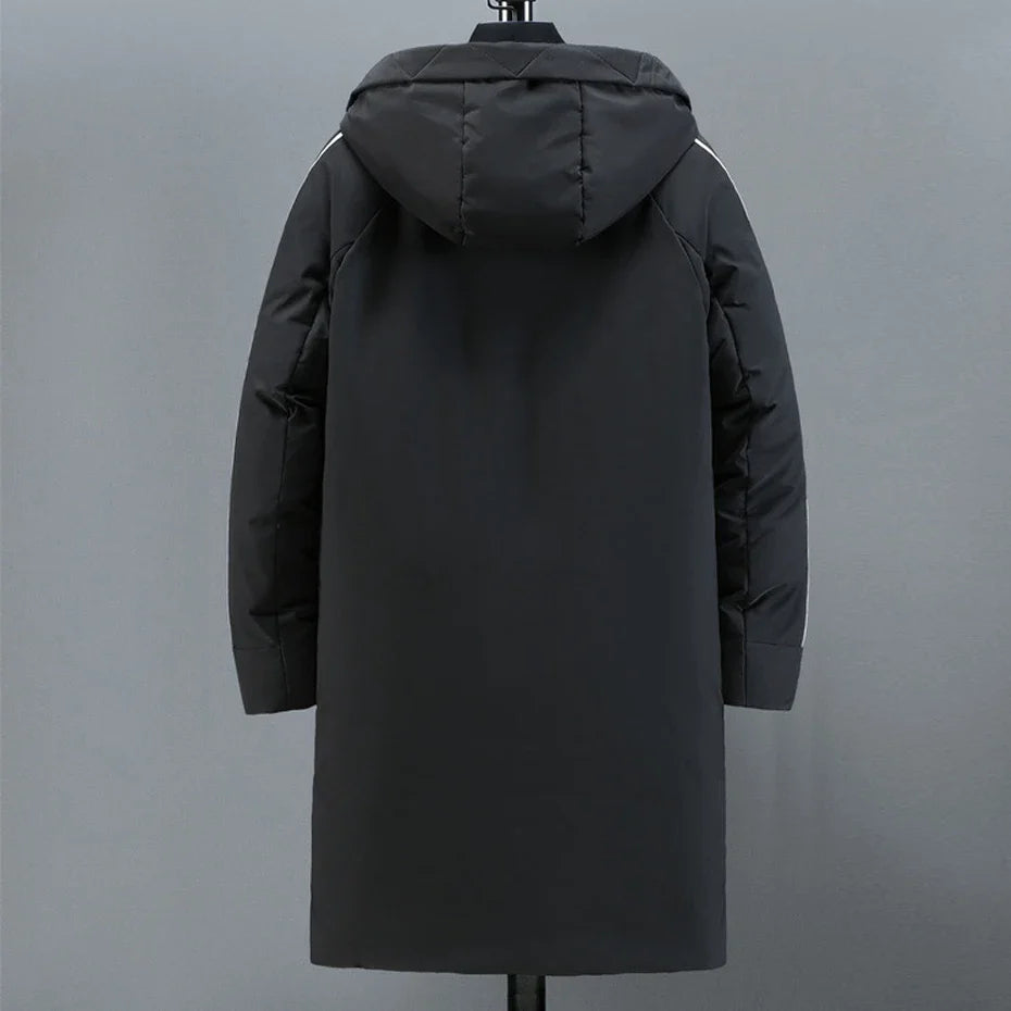 Svart lång parkas med huva och vita ränder, Ytterrock med stor dragkedja