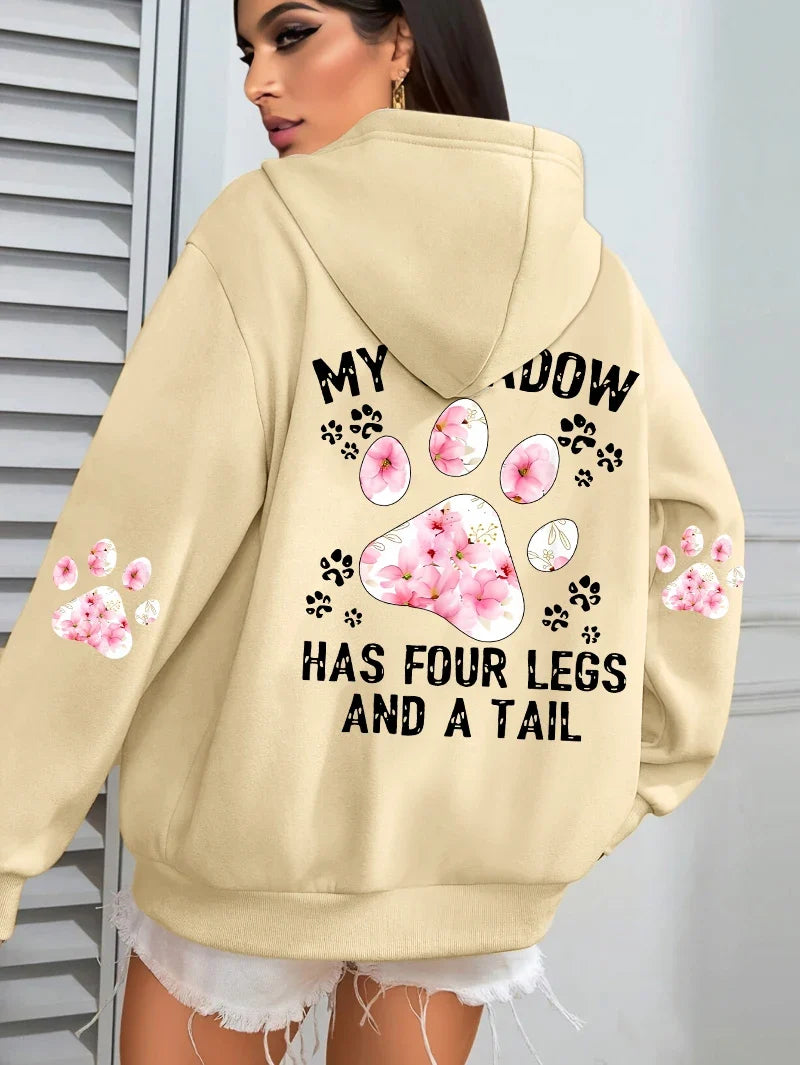 Hoodie med "My Shadow Has Four Legs And A Tail" tryck och blommiga tassar