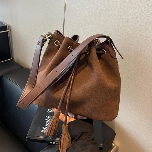 Nicola – Damensuede Bucketväska med Toffs