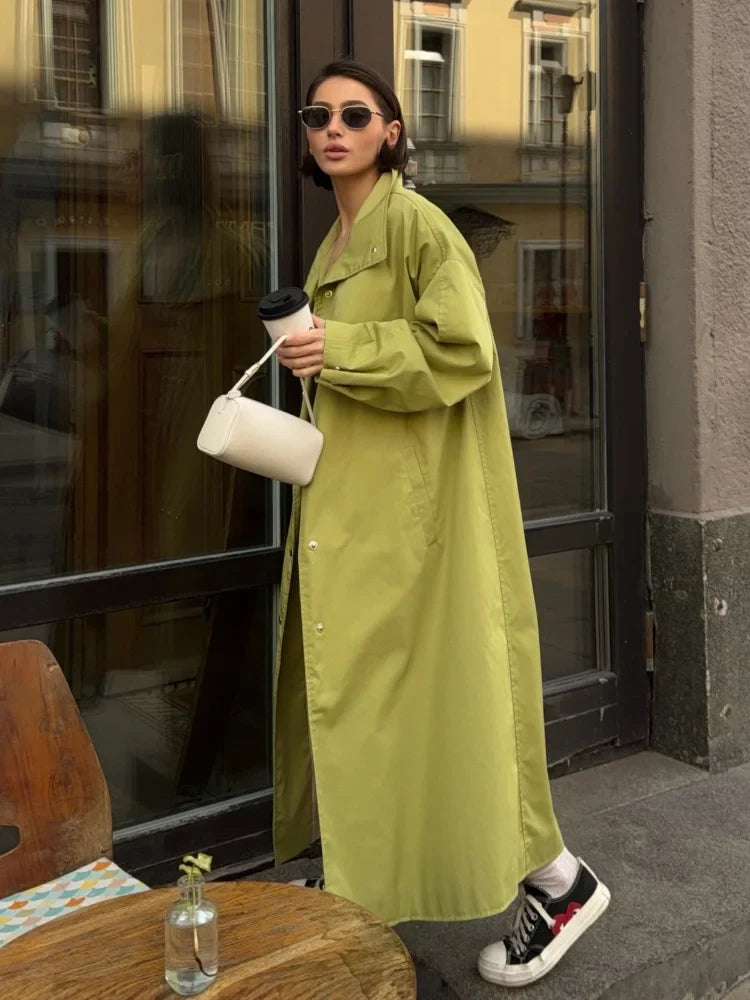 Lång trenchcoat med hög krage och puffärmar för dam