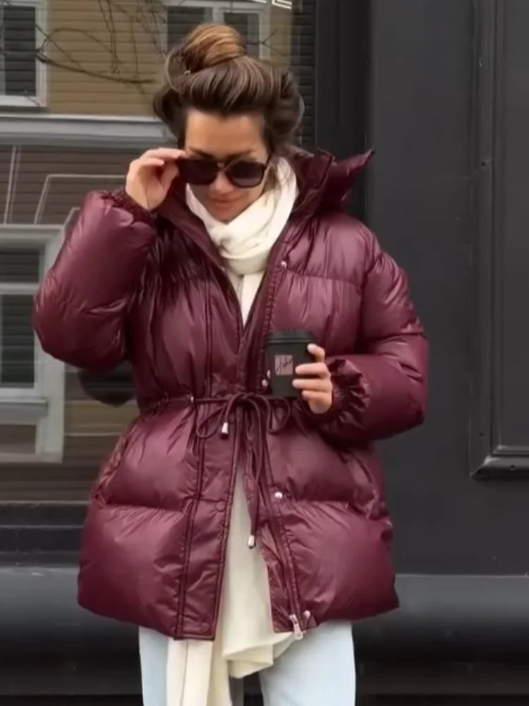Kort damdunjacka med bälte och hög krage