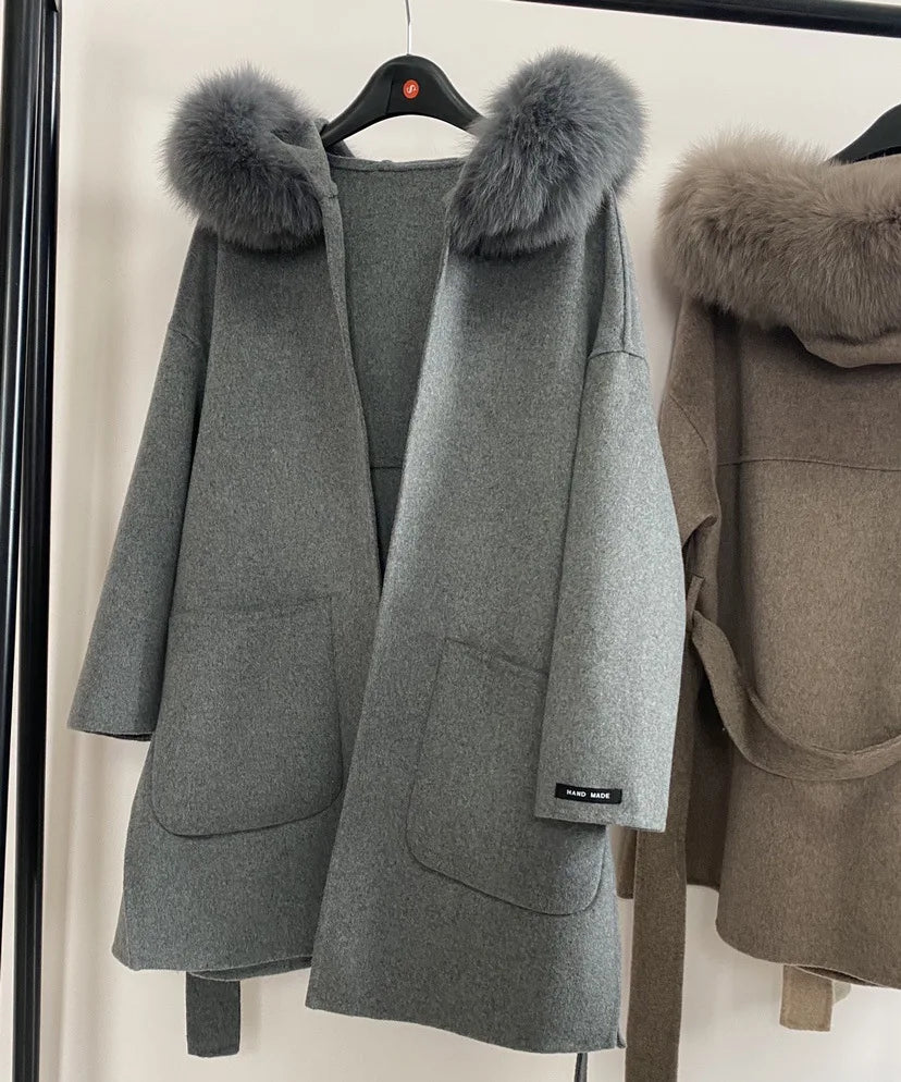 Elegant damkappa med huva och pälsimitation, knytband i midjan