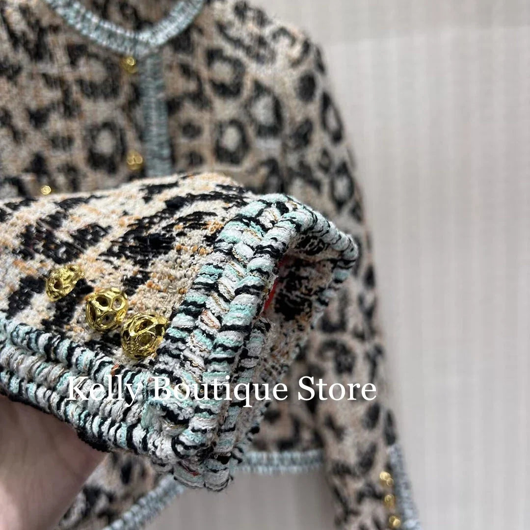 Damjacka i tweedlook med leopardmönster och runda guldknappar