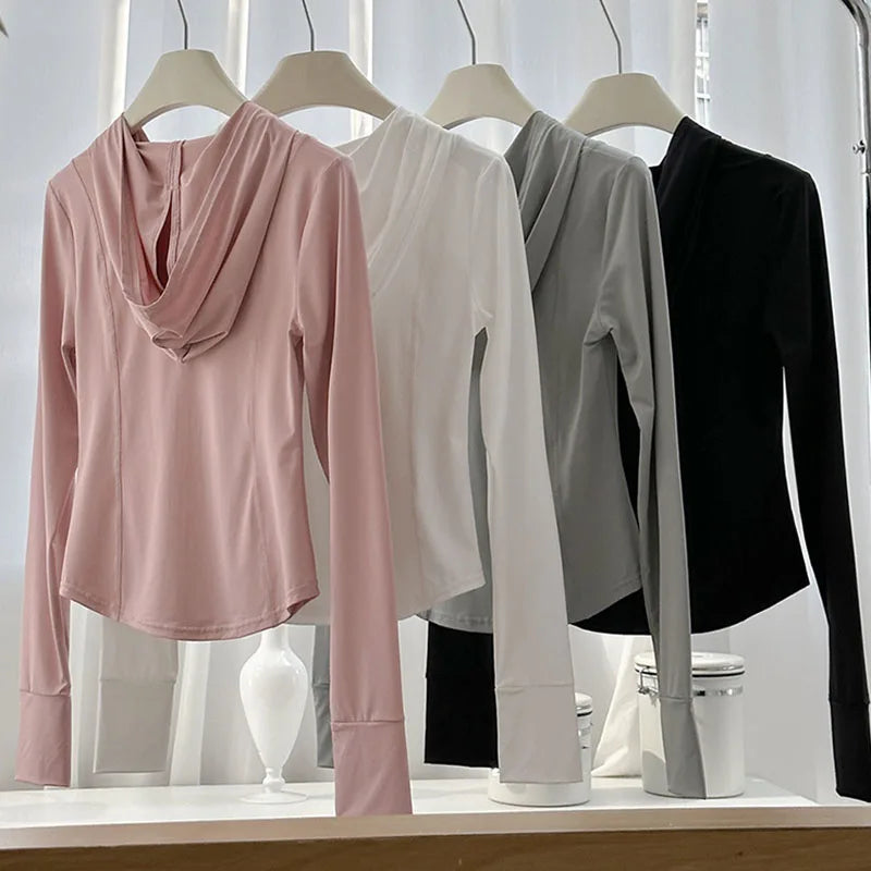 Damhoodie med dragkedja, långa ärmar och tumhål