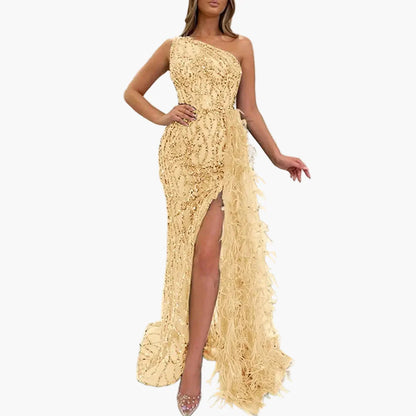 Dam Elegant Asymmetrisk Paljettklänning med Fjäderdetaljer för Fest och Galakväll
