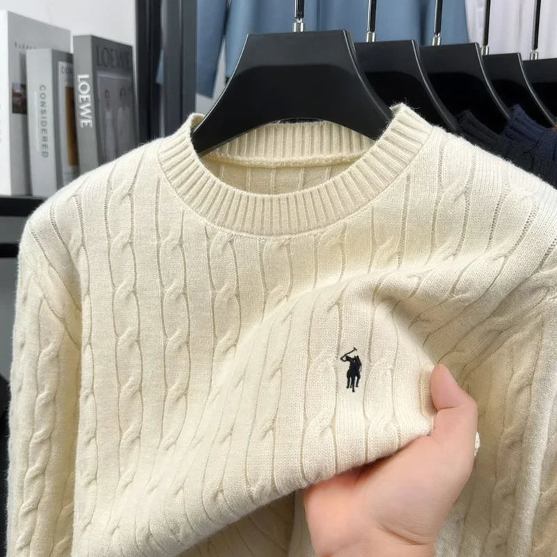 Kabelstickad tröja med rund hals och broderad logga för män