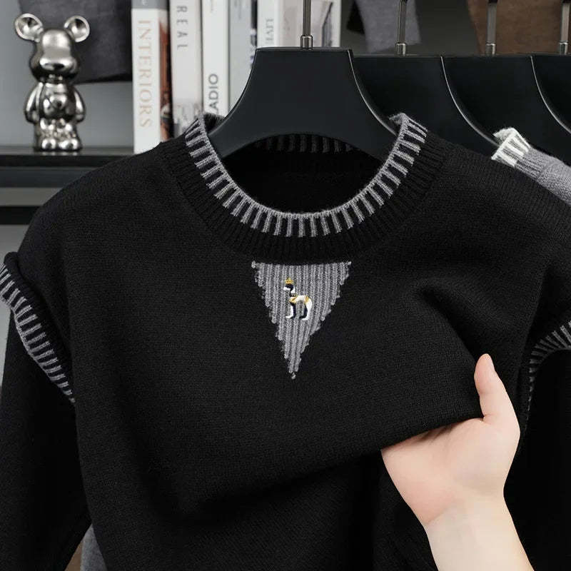 Herrtröja med rund hals, broderad figur och randiga detaljer