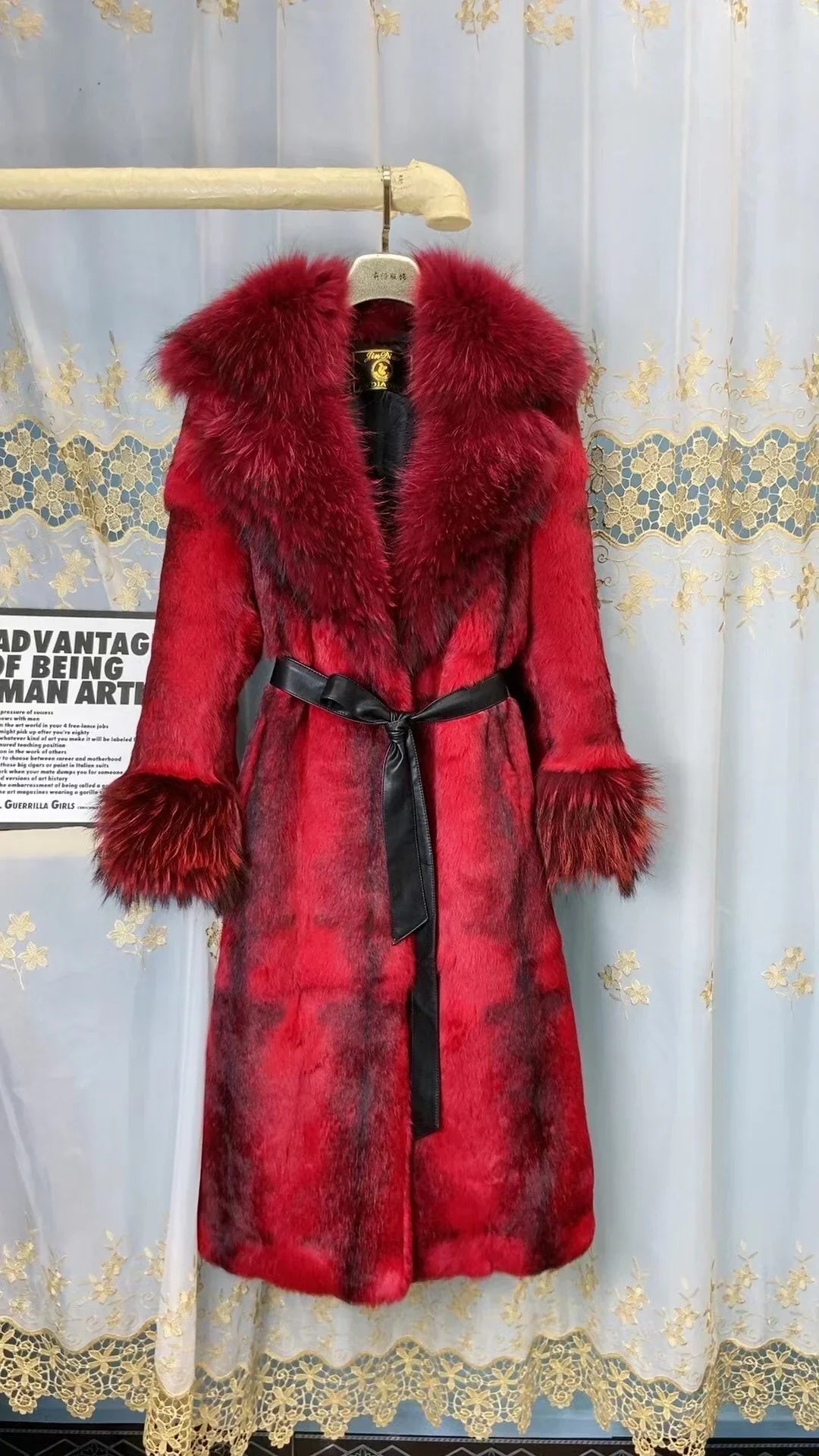 Elegant damkappa med mjuk pälsimitation, brett slag och knytband i midjan