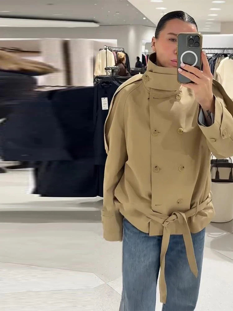 Kort beige dubbelknäppt jacka med ståkrage och knytskärp