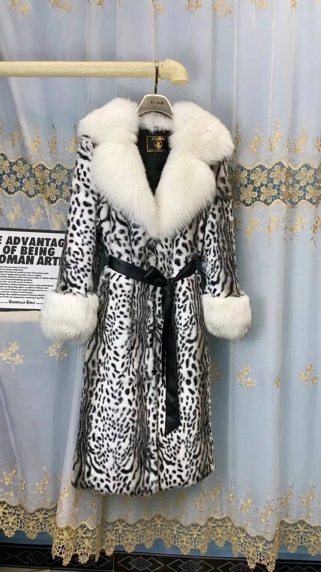 Elegant damkappa med mjuk pälsimitation, brett slag och knytband i midjan