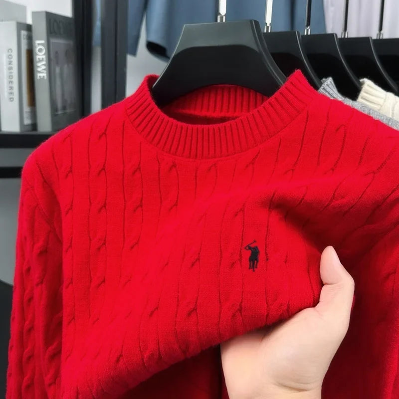Kabelstickad tröja med rund hals och broderad logga för män