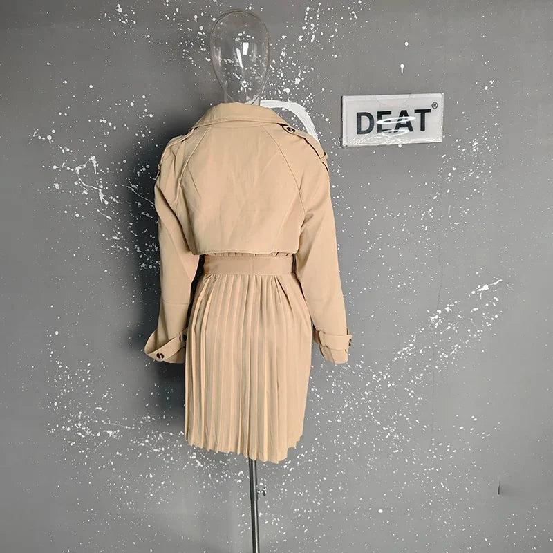 Beige trenchcoat med bälte och veckad kjoldel