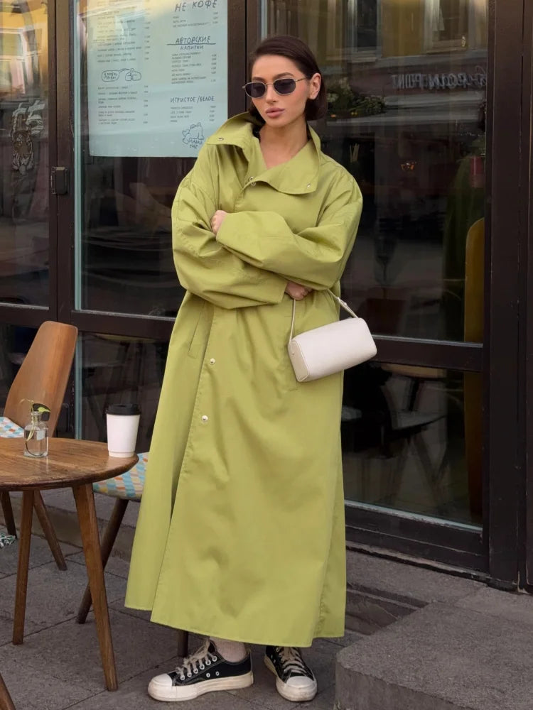Lång trenchcoat med hög krage och puffärmar för dam