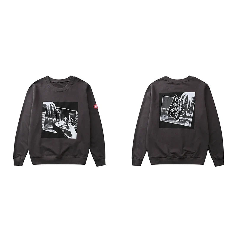 Grå Sweatshirt med svartvit tryck, rund hals och lång ärm