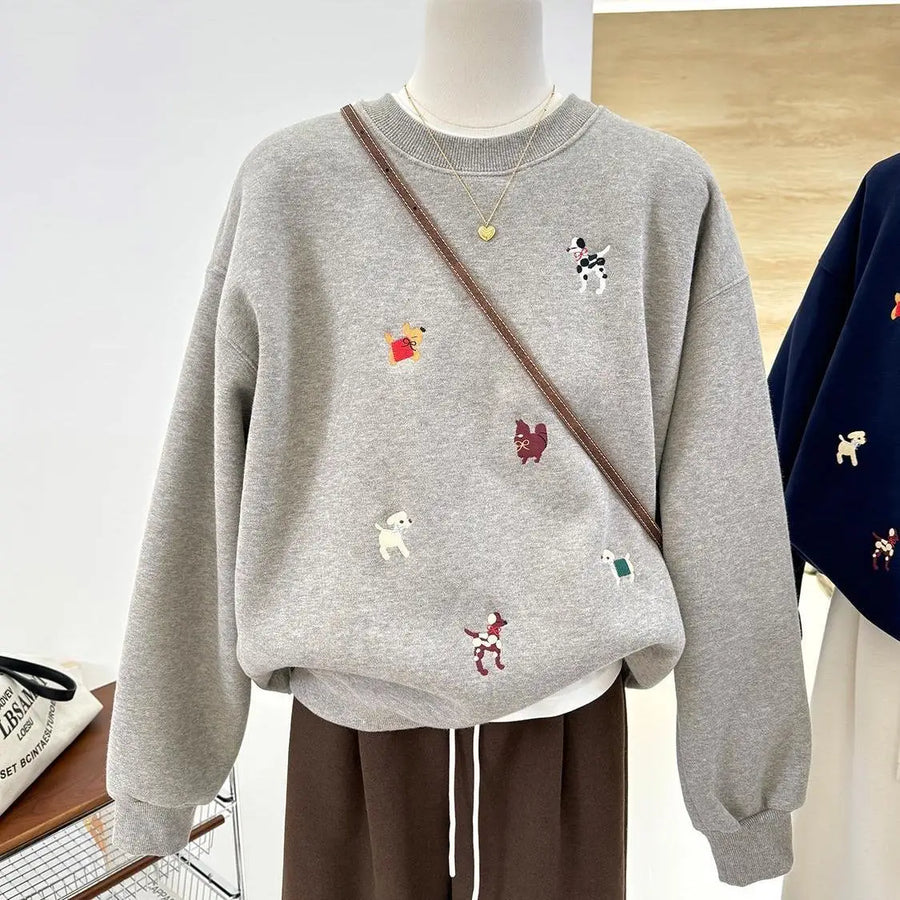 Mjukiströja med djurbroderier rund hals lång ärm