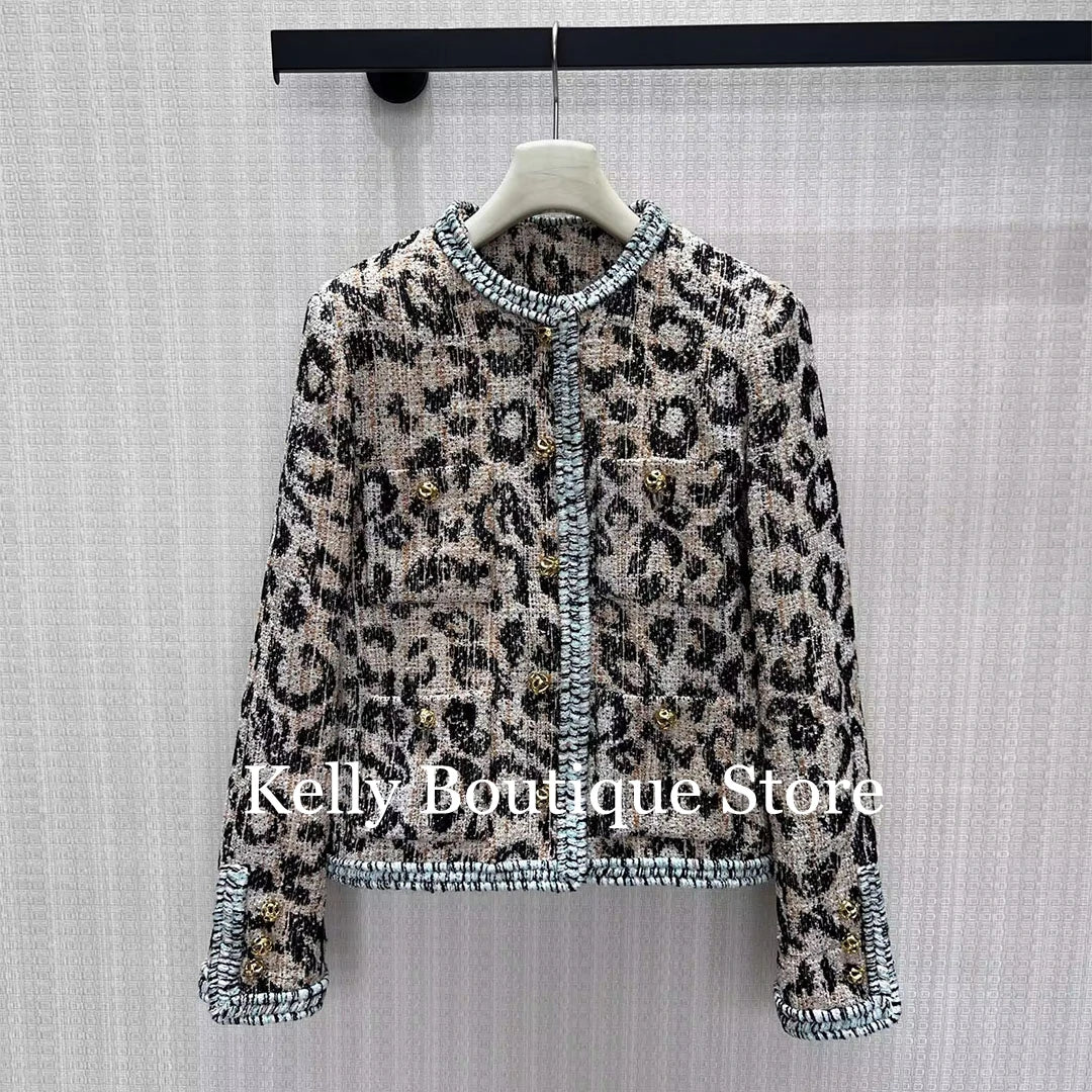Damjacka i tweedlook med leopardmönster och runda guldknappar