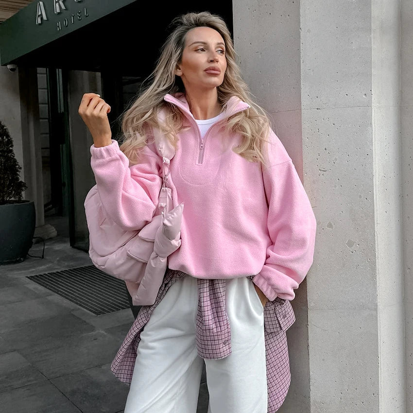 Rosa tröja i fleecematerial med dragkedja, hög krage och muddar