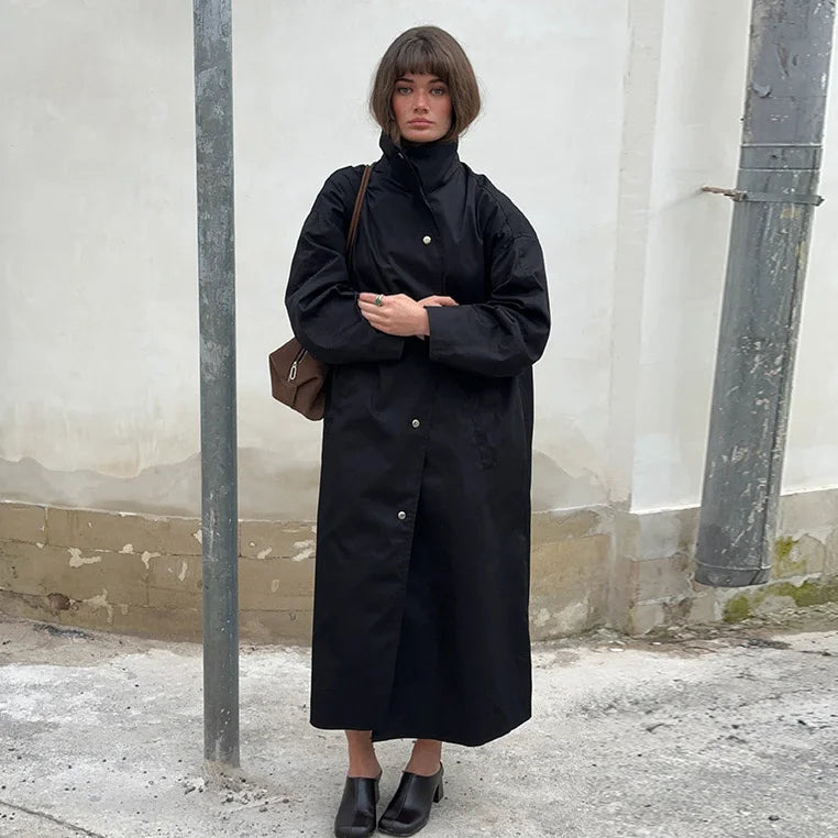 Lång trenchcoat med hög krage och puffärmar för dam