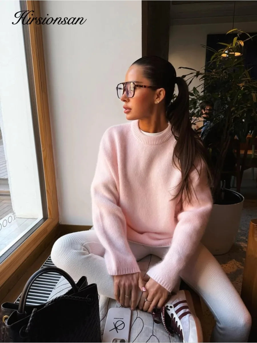Långärmad stickad tröja med rund hals i mjukt material