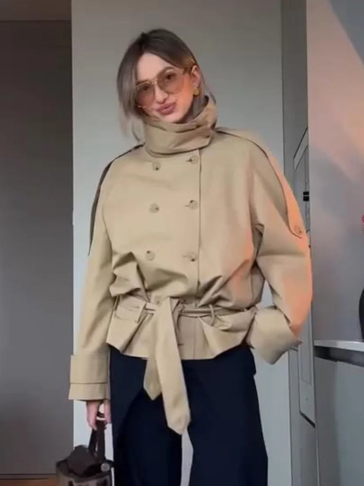 Kort beige dubbelknäppt jacka med ståkrage och knytskärp