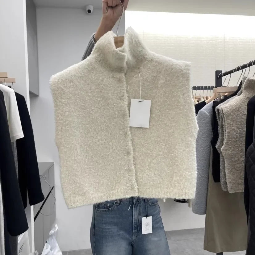 Teddyväst för dam i bouclé med hög krage och knappar