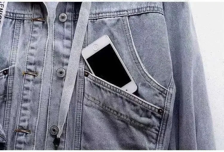 Blå denimjacka med grå avtagbar luva, lös passform