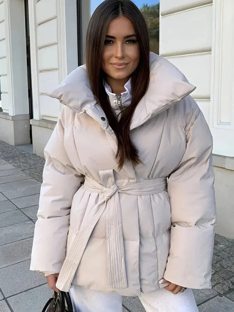 Kort damdunjacka med bälte och hög krage