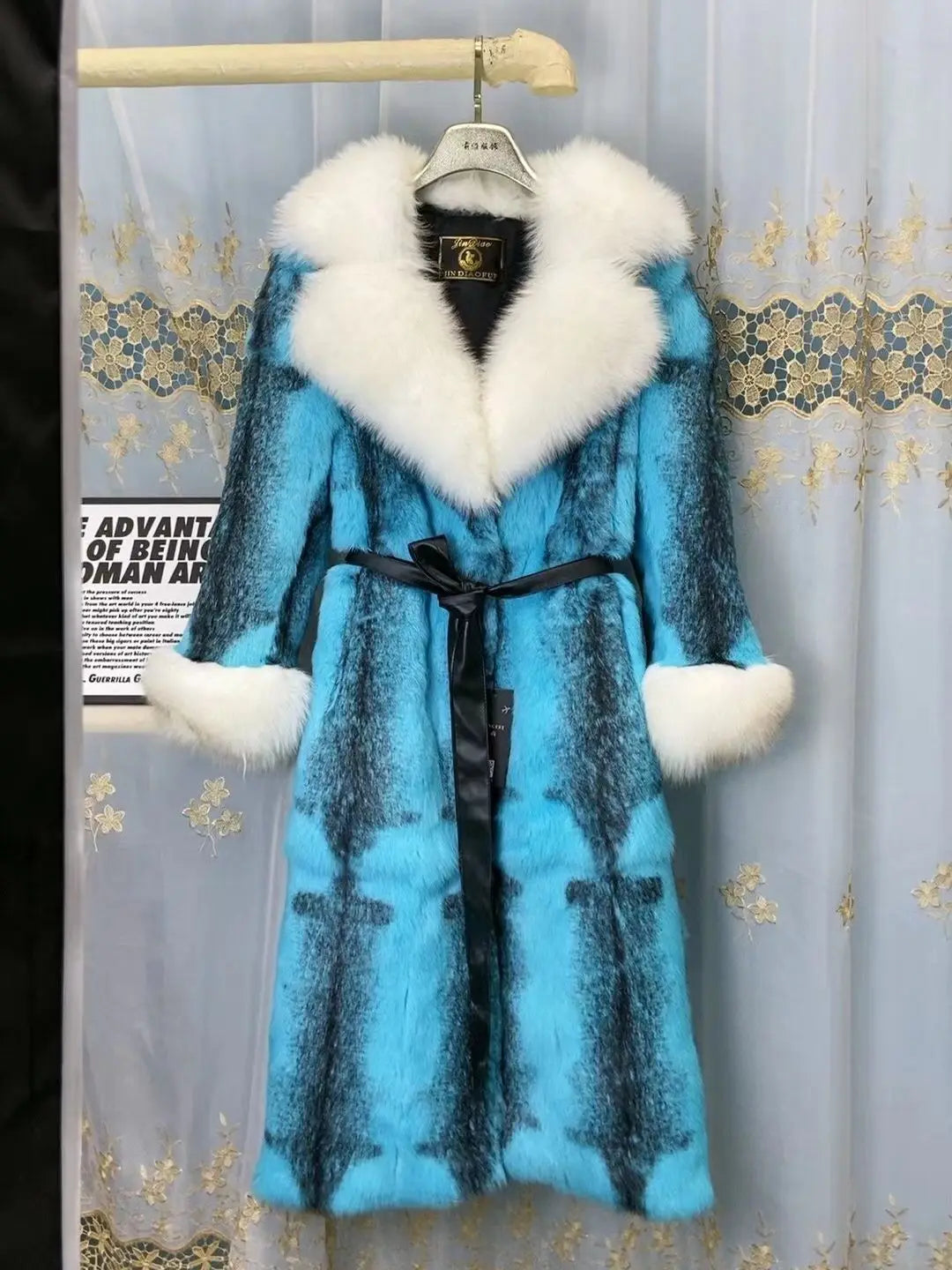 Elegant damkappa med mjuk pälsimitation, brett slag och knytband i midjan