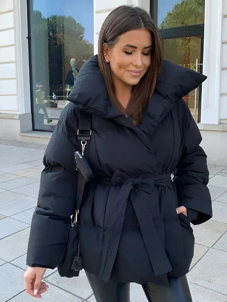 Kort damdunjacka med bälte och hög krage