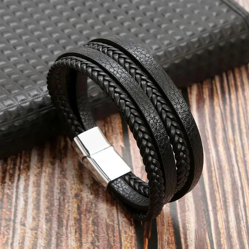 Herrarmband i flätad konstläderstil med graveringsbar detalj – Trendigt accessoar för vardag och fest